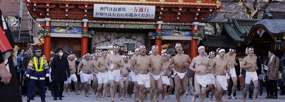 NGƯỜI NHẬT TẮM NƯỚC ĐÁ ĐẦU NĂM ĐỂ CẦU MAY MẮN